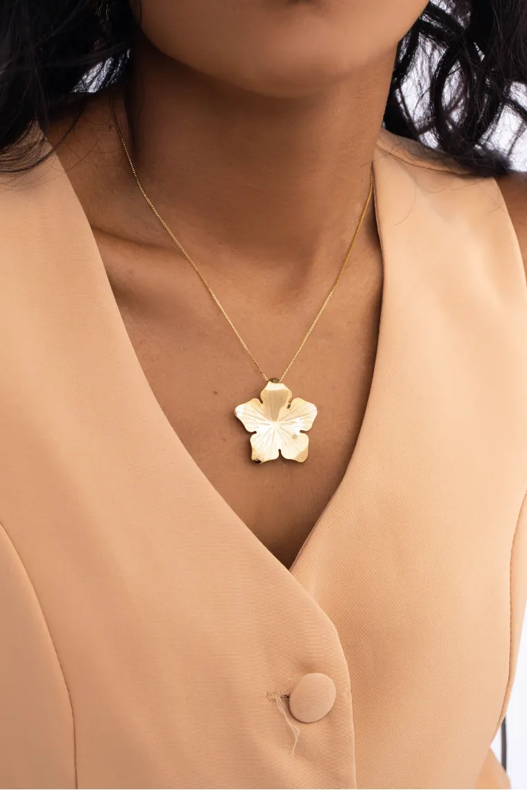 Colar com pingente de flor
