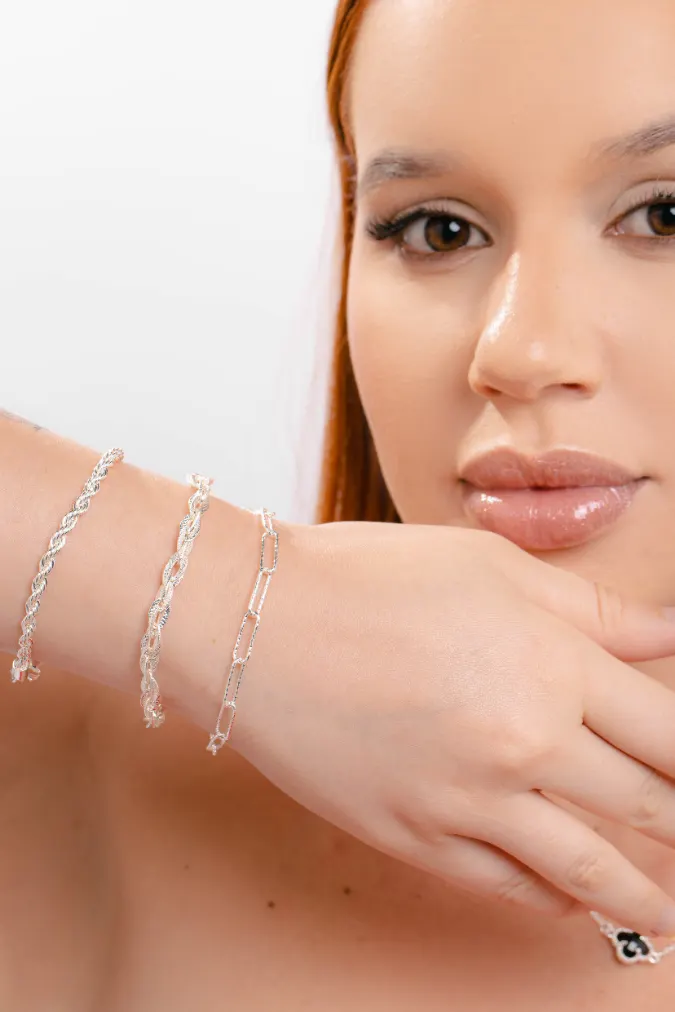 Pulseiras prateadas com zircônias