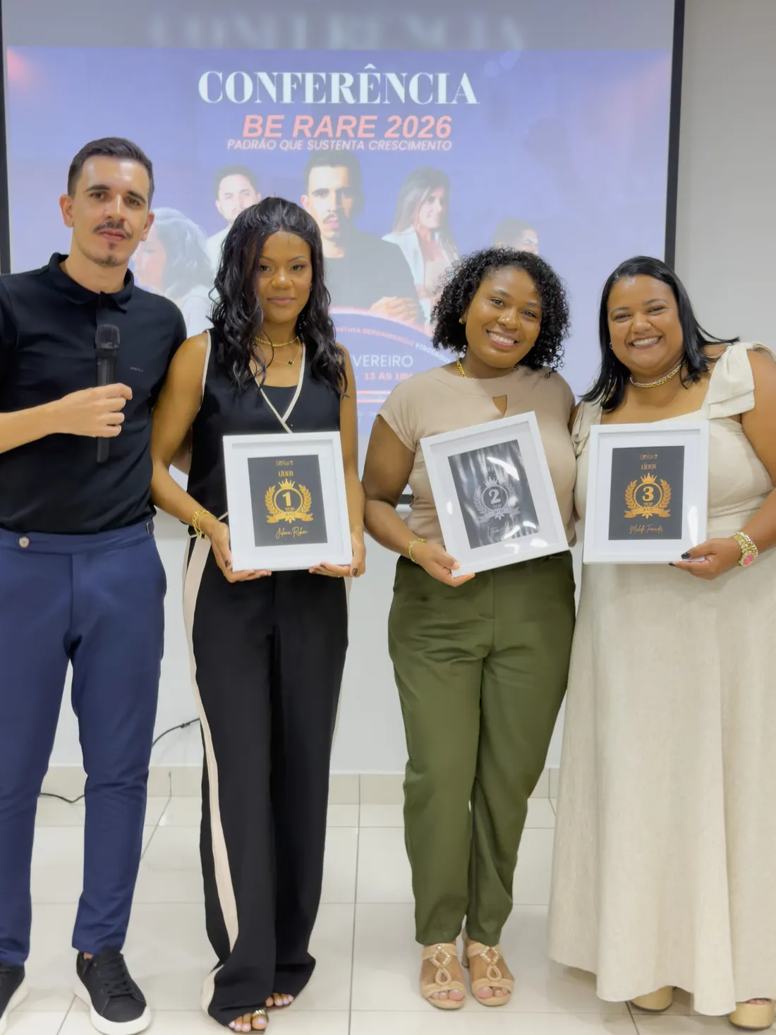 Raríssimas recebendo placas de reconhecimento na Conferência Be Rare 2026