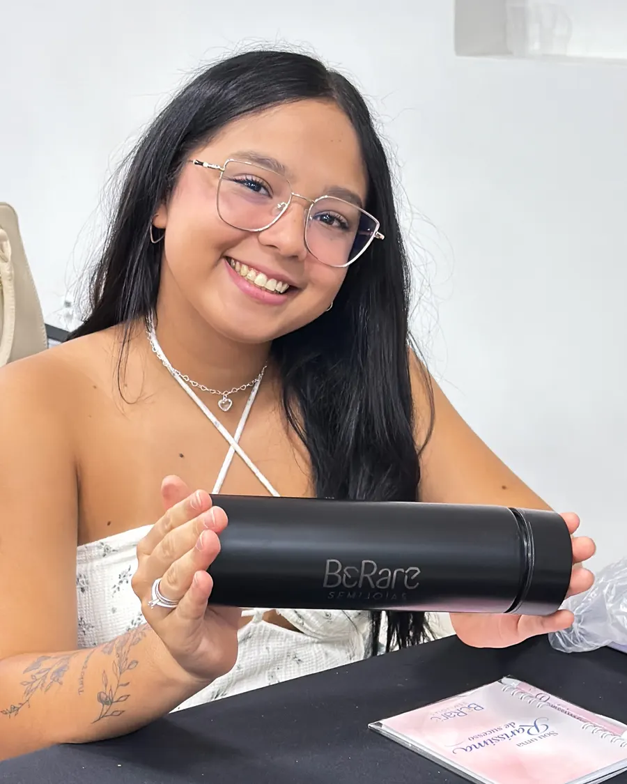 Raríssima sorrindo com seu prêmio