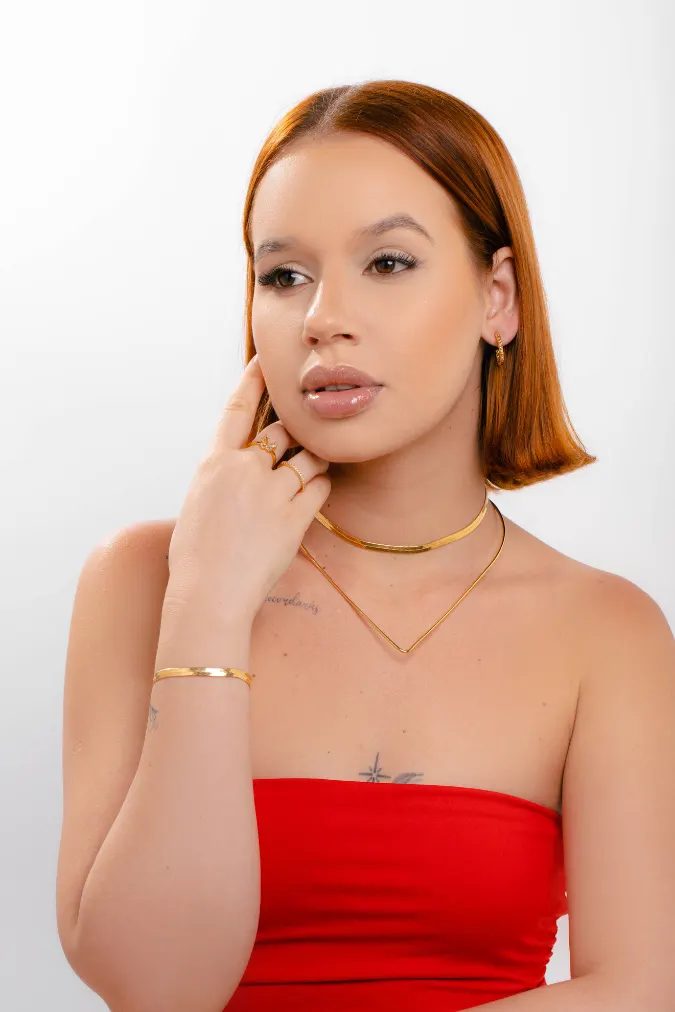 Modelo com choker dourado